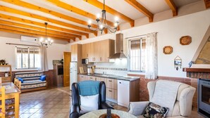 TV, fireplace - Cosy cottage with pool, garden and wifi (Dúrcal)