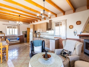 TV, fireplace - Cosy cottage with pool, garden and wifi (Dúrcal)