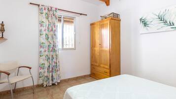 2 quartos, ferros/tĂĄbuas de passar roupa, acesso Ă internet