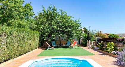Cosy cottage with pool, garden and wifi