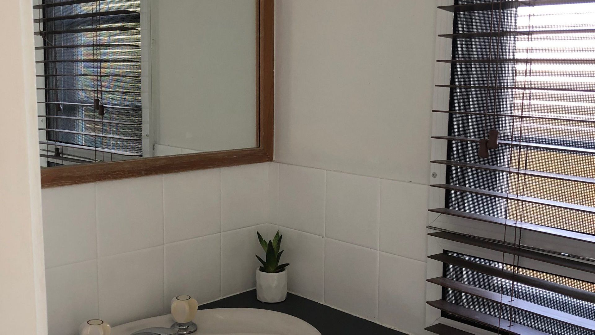 9 Indigo Avenue - Rainbow Beach. Close to beach and main street. Walk to everything — image 2