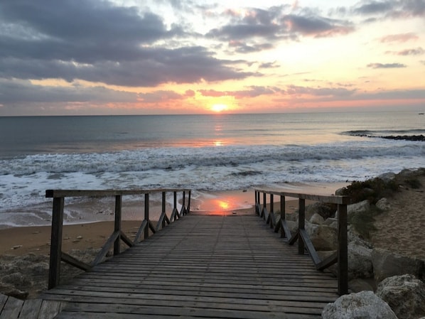 Perto da praia, espreguiçadeiras