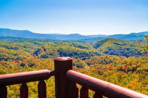 Property grounds - A Smoky Mtn Dream: Spectacular Views! Home Theater, hot tub, Top Amenities, close to attractions! (Sevierville)