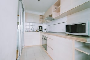 Frigorifero, microonde, forno, piano cottura