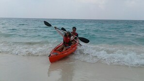 Ligstoelen aan het strand, strandlakens