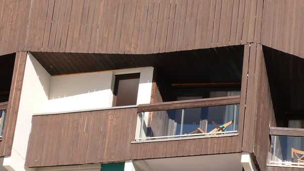 A modern building with a wooden facade and multiple balconies. - Reberty les Menuires very beautiful 2 rooms facing south (saint martin de belleville)