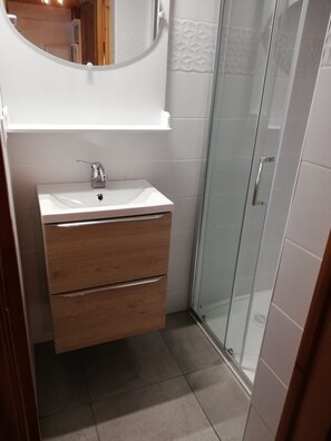 Badewanne, Haartrockner, Handtücher