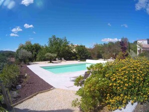 حمّام سباحة مُدفَّأ