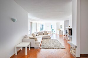 Télévision, cheminée