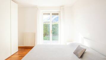 6 bedrooms, iron/ironing board, travel crib, free WiFi