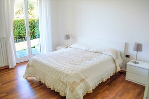 6 bedrooms, iron/ironing board, travel cot, free WiFi