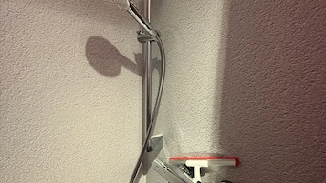 Ducha, secador de pelo, toallas, jabón