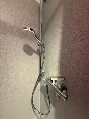Regadera, secadora de cabello, toallas, jabón 