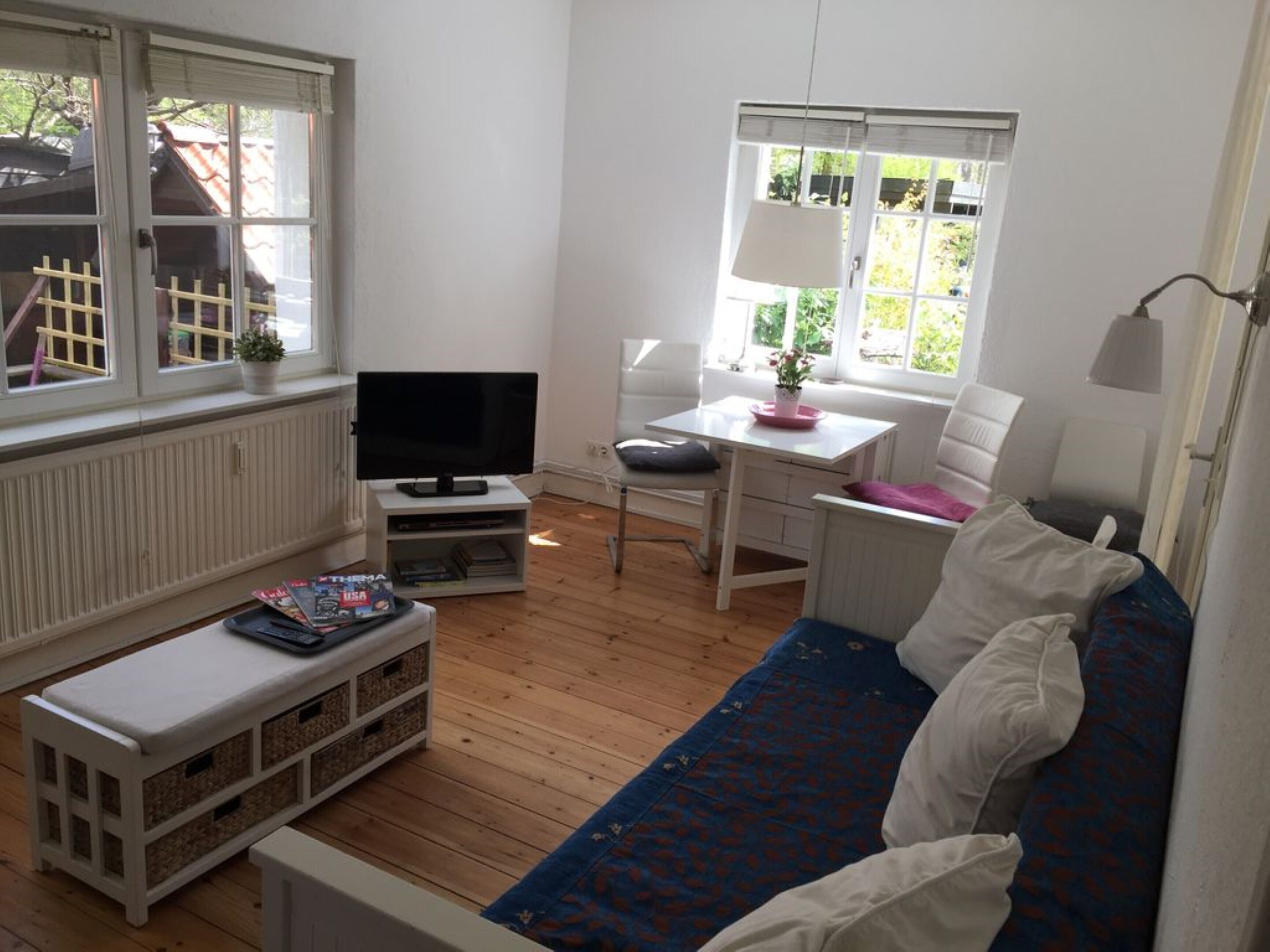 Smart-TV, DVD-Player, Bücher, Videothek