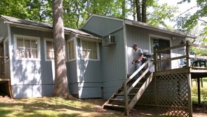 Un immeuble résidentiel avec un escalier en bois menant à un porche.