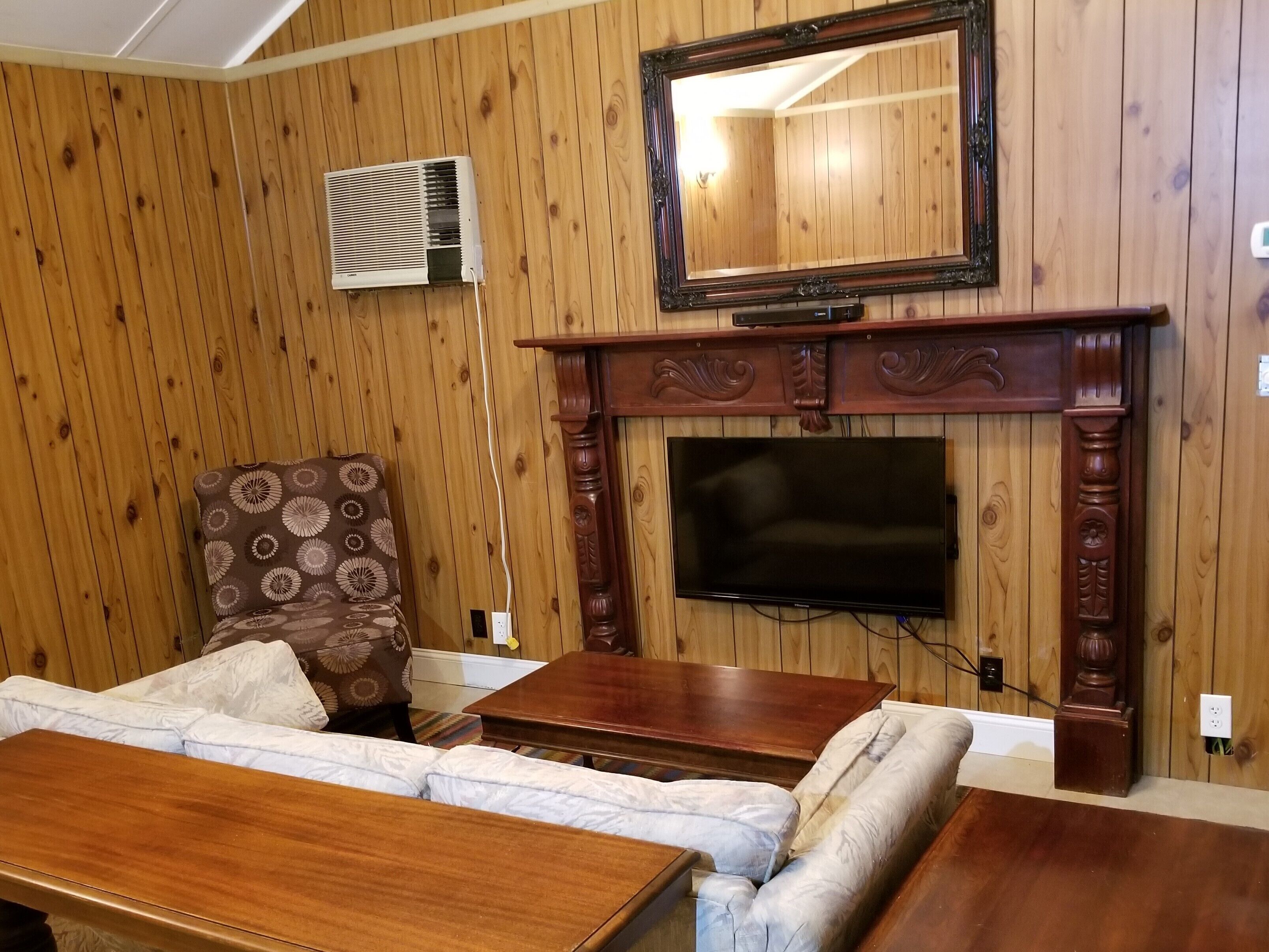 Téléviseur, lecteur de DVD, sélection de films, chaîne audio