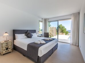 5 bedrooms, iron/ironing board, Internet, bed sheets