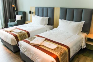 Premium bedding, down duvets, minibar, individually decorated - Amigo Hotel Miri (Miri)
