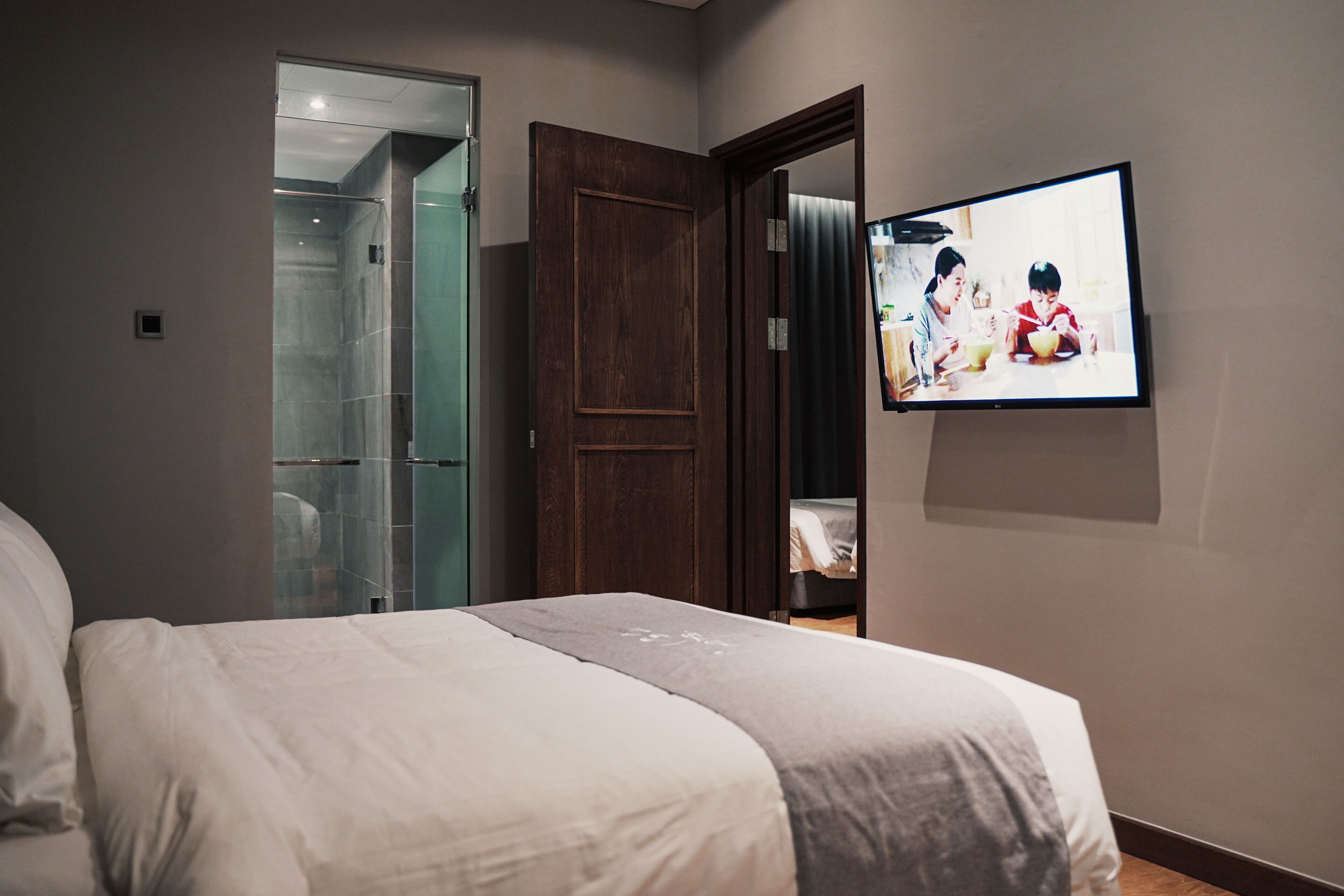 classic queen  | 1 bedroom, premium bedding, down duvets, minibar