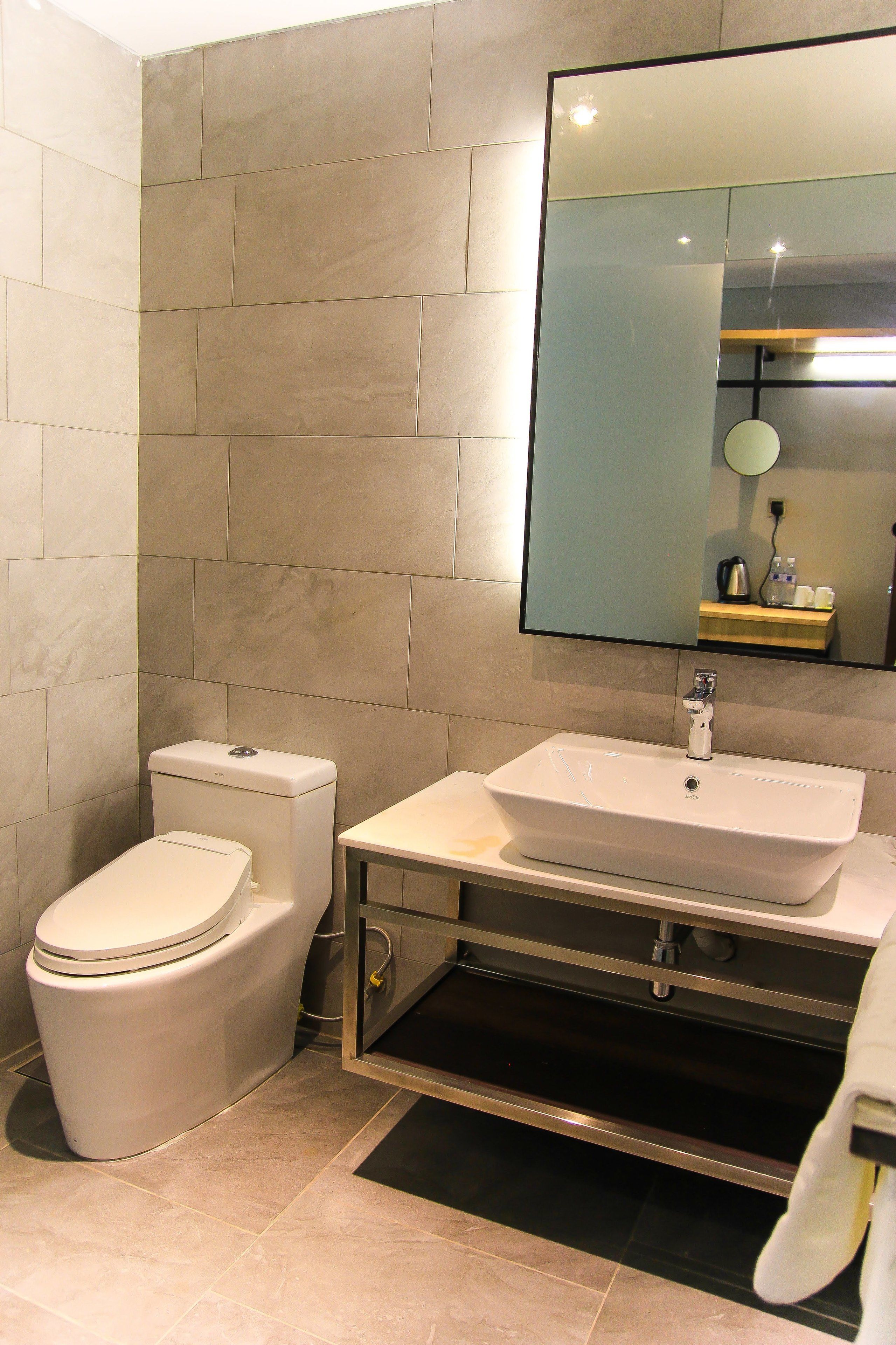 shower, rainfall showerhead, free toiletries, hair dryer