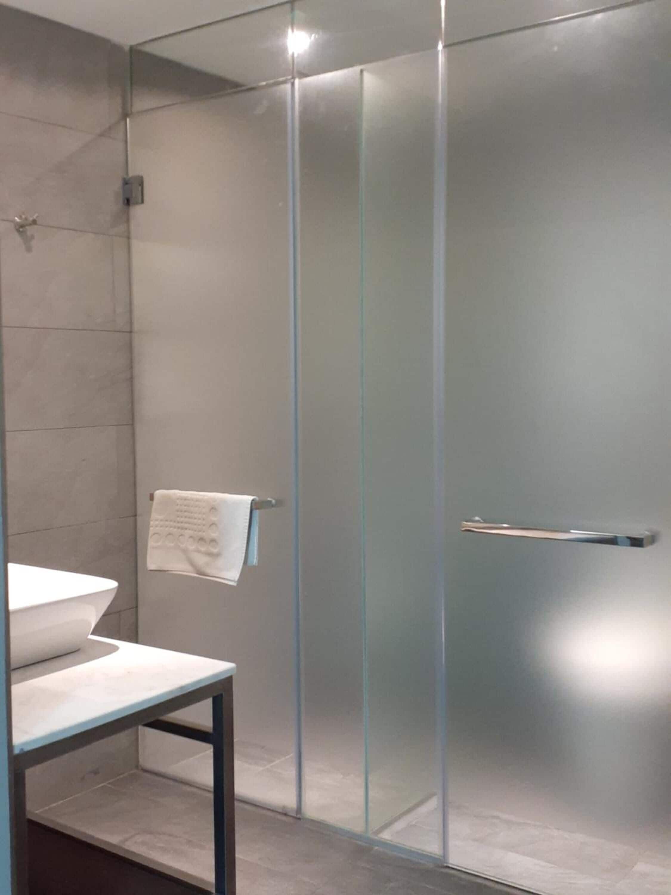 shower, rainfall showerhead, free toiletries, hair dryer