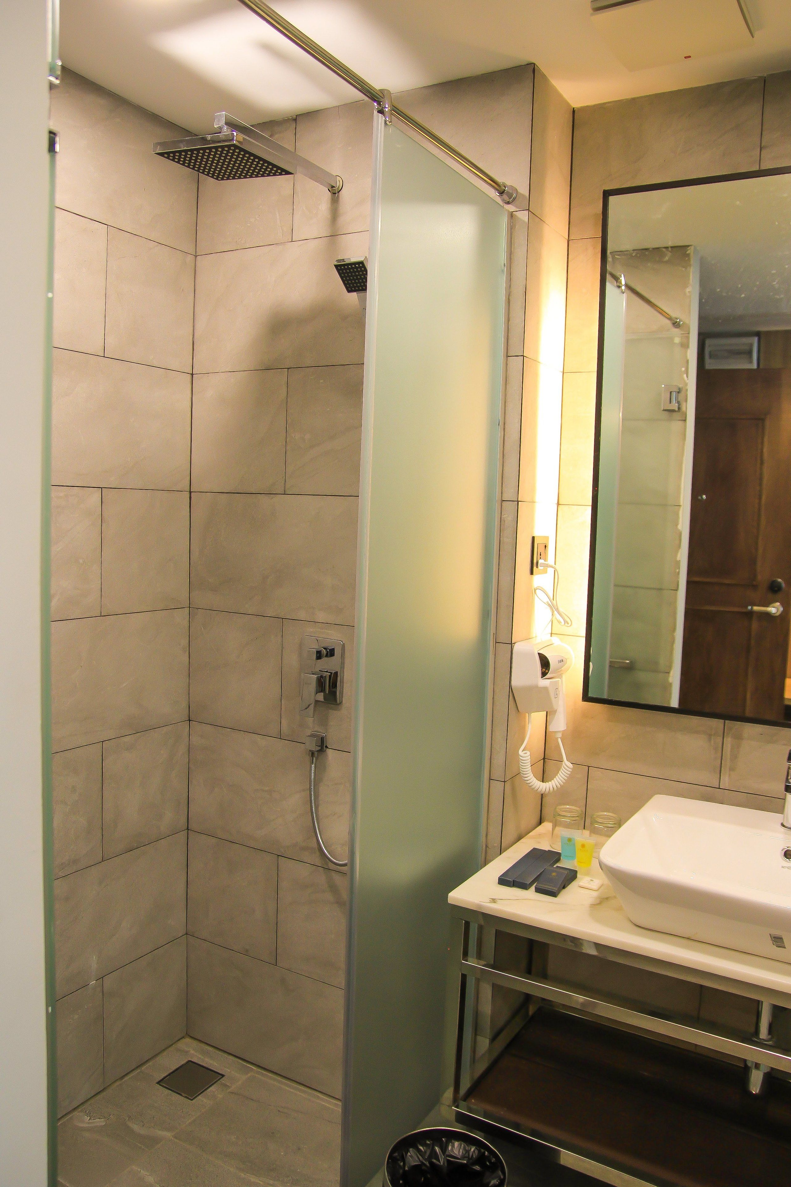 shower, rainfall showerhead, free toiletries, hair dryer