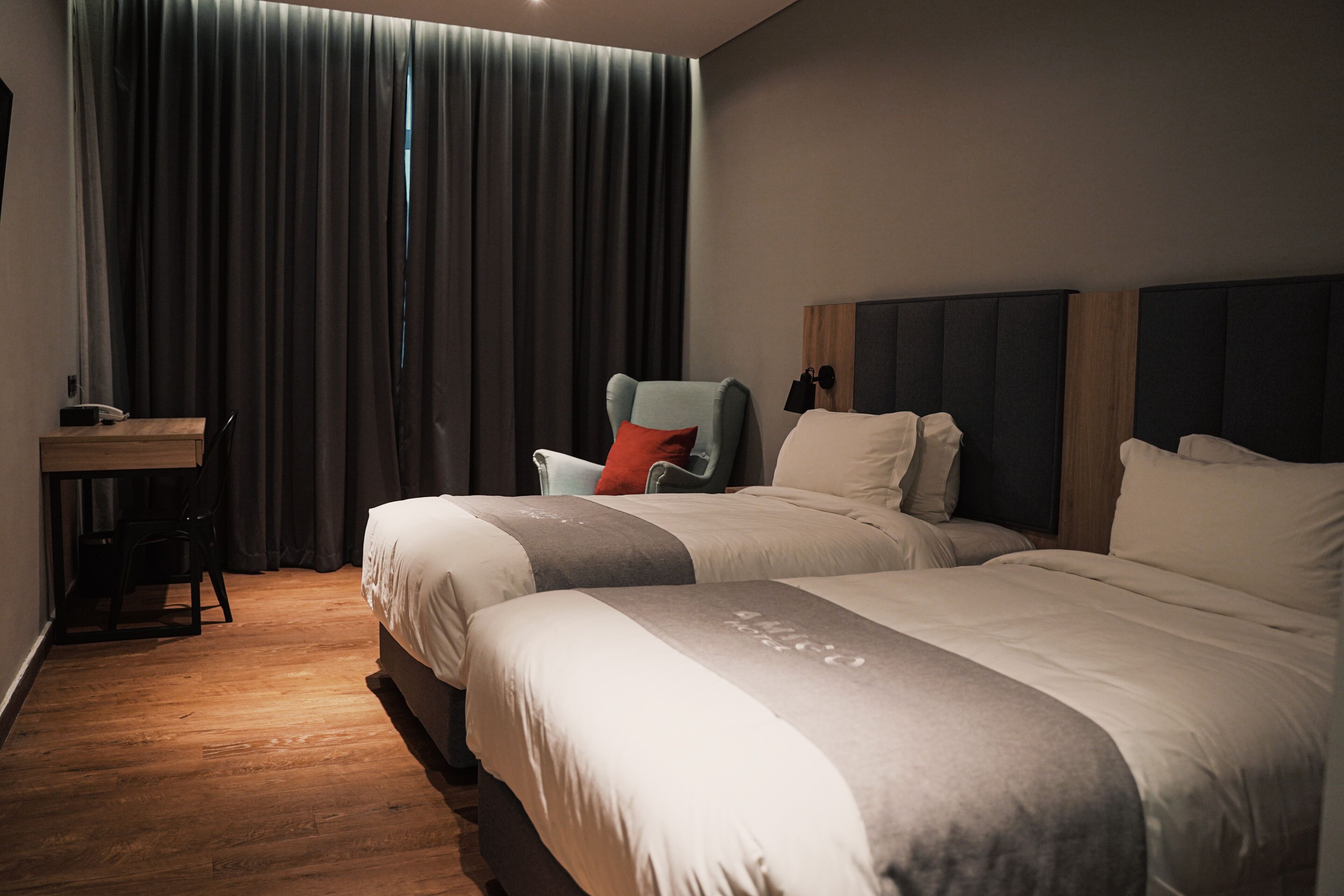 deluxe twin  | 1 bedroom, premium bedding, down duvets, minibar