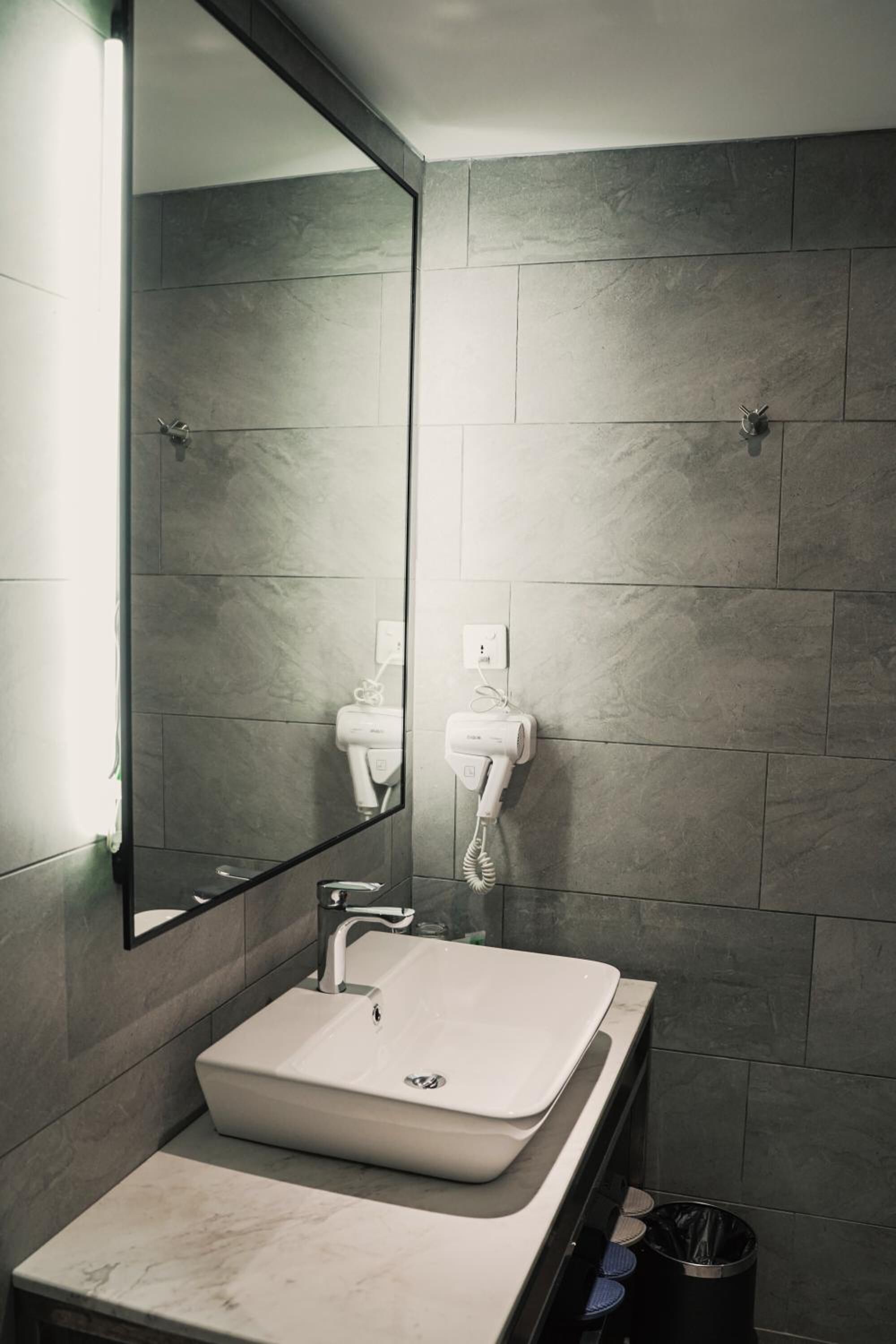 shower, rainfall showerhead, free toiletries, hair dryer