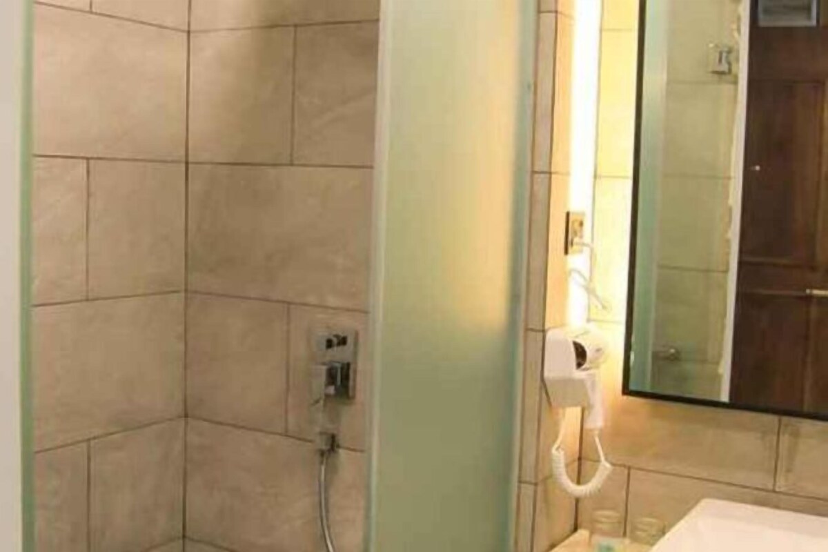 Shower, rainfall showerhead, free toiletries, hair dryer