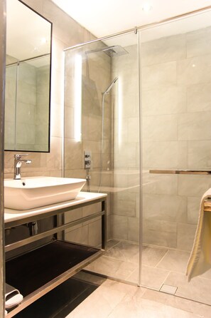 Shower, rainfall showerhead, free toiletries, hair dryer - Amigo Hotel Miri (Miri)
