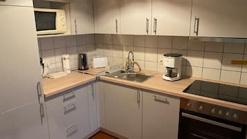 Køleskab, mikrobølgeovn, ovn, kogeplade