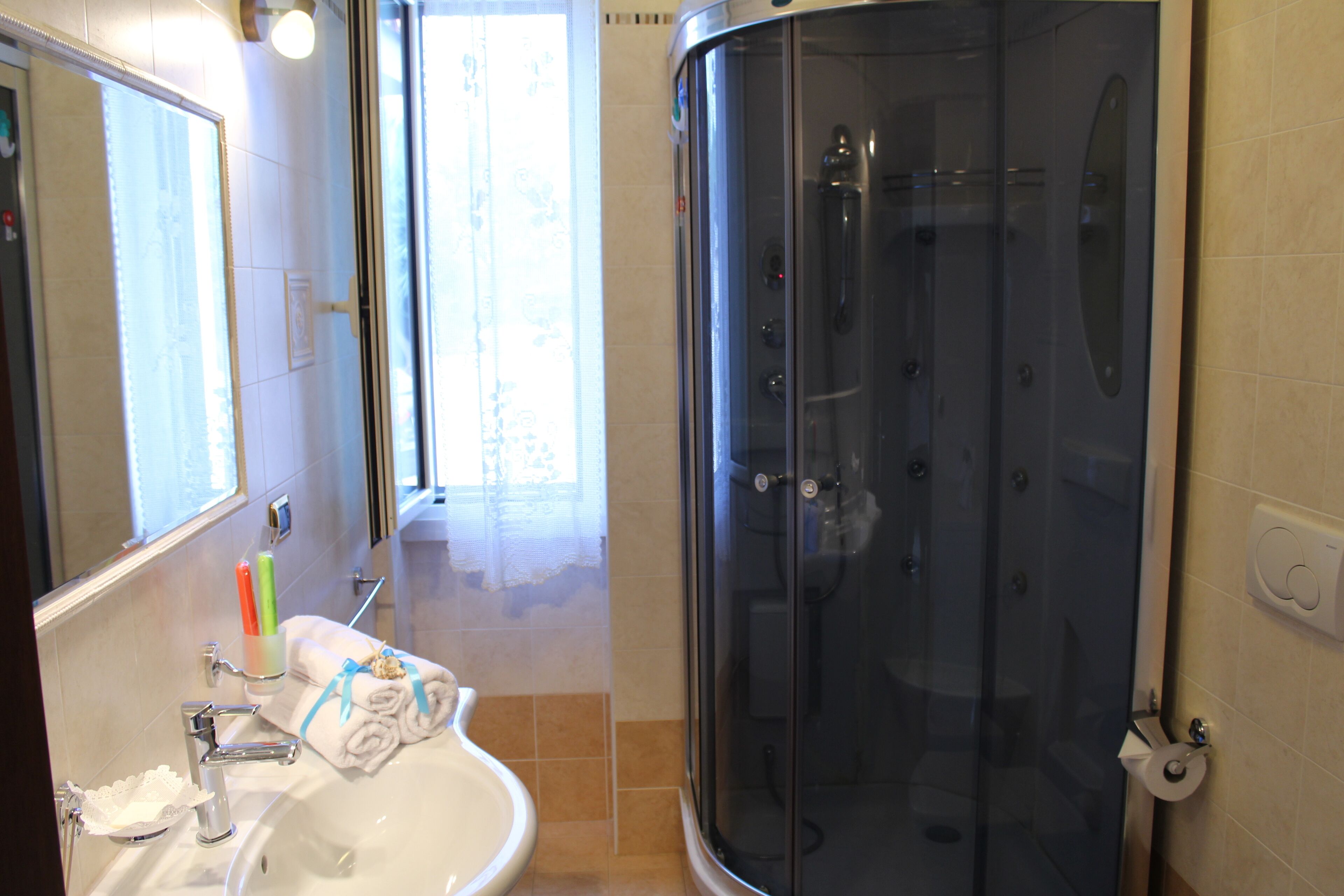 Dusche, Haartrockner, Bidet, Handtücher
