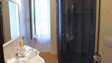 Dusche, Haartrockner, Bidet, Handtücher