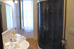 Dusche, Haartrockner, Bidet, Handtücher