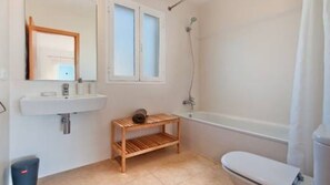 Haartrockner, Handtücher, Toilettenpapier