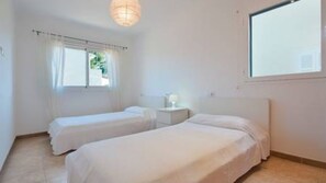 4 Schlafzimmer, Zimmersafe, Bügeleisen/Bügelbrett, WLAN