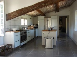 Fridge, microwave, oven, dishwasher - Vacation rental house with pool OPPEDE LS2-114 (Oppède)