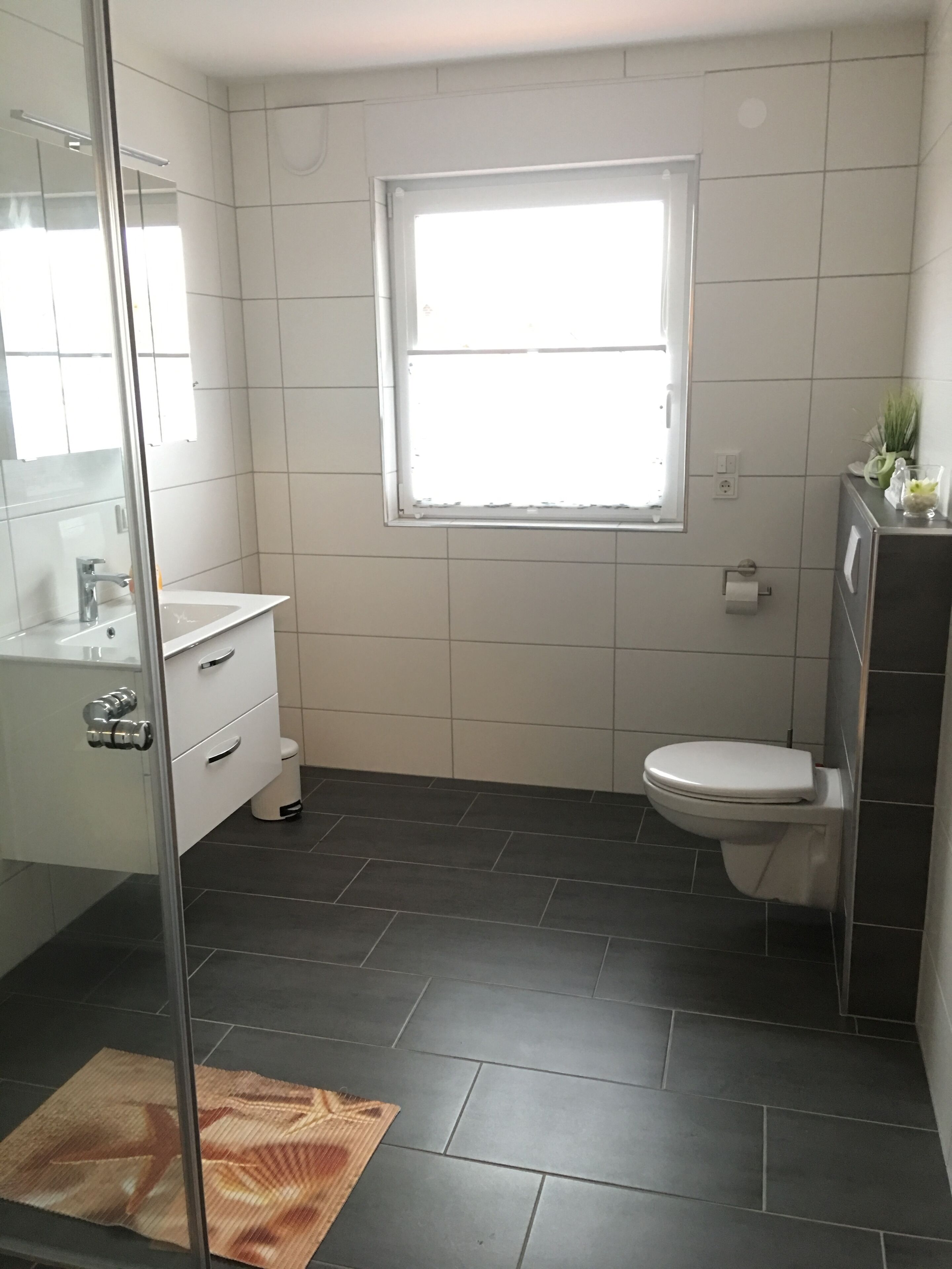 Een douche, een haardroger, zeep, toiletpapier