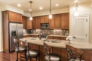 Een koelkast, een magnetron, een oven, een kookplaat