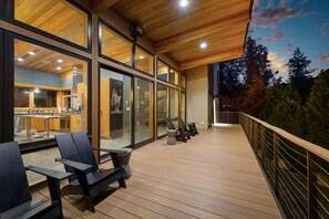 Outdoor dining - Brucke Zum River Haus A Modern Riverfront Retreat (Leavenworth)