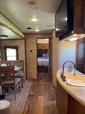 2 多间卧室、免费 WiFi、床单