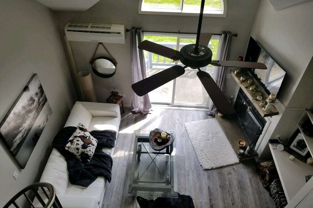 Beautiful Studio Condo with Murphy bed in Ellicottville walking distance to town