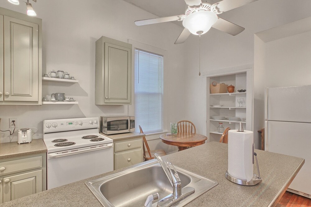 Arts and Antiques flat - sleeps 4!