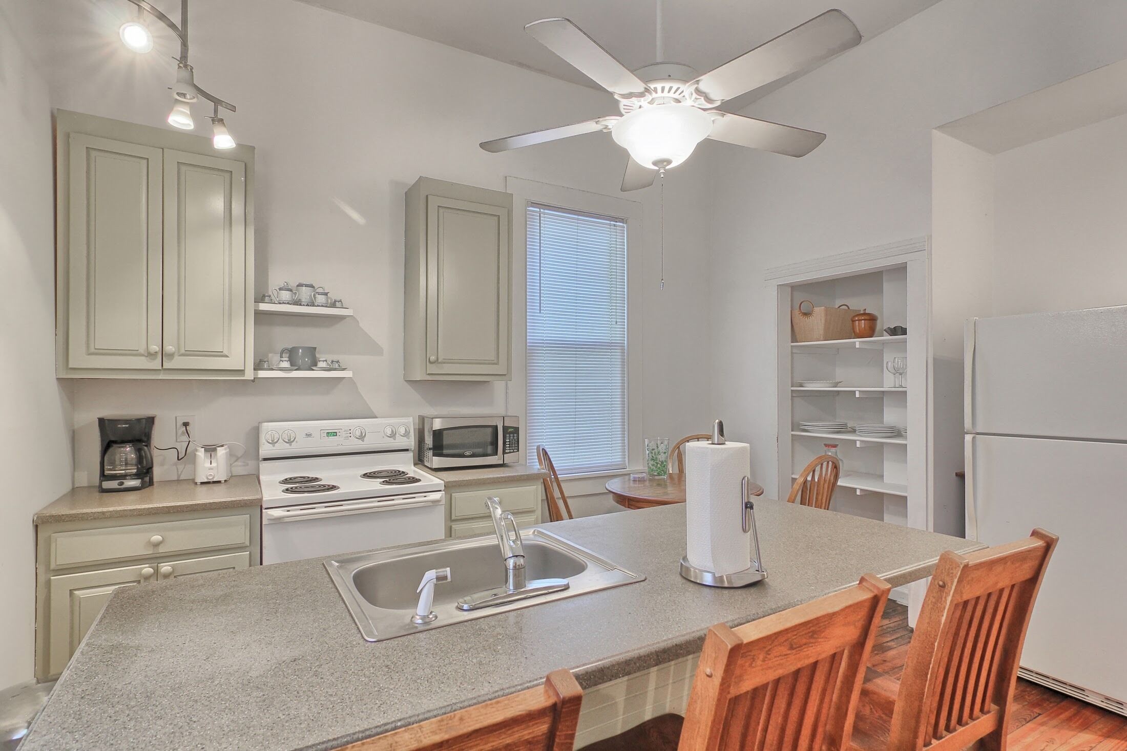 Arts and Antiques flat - sleeps 4!