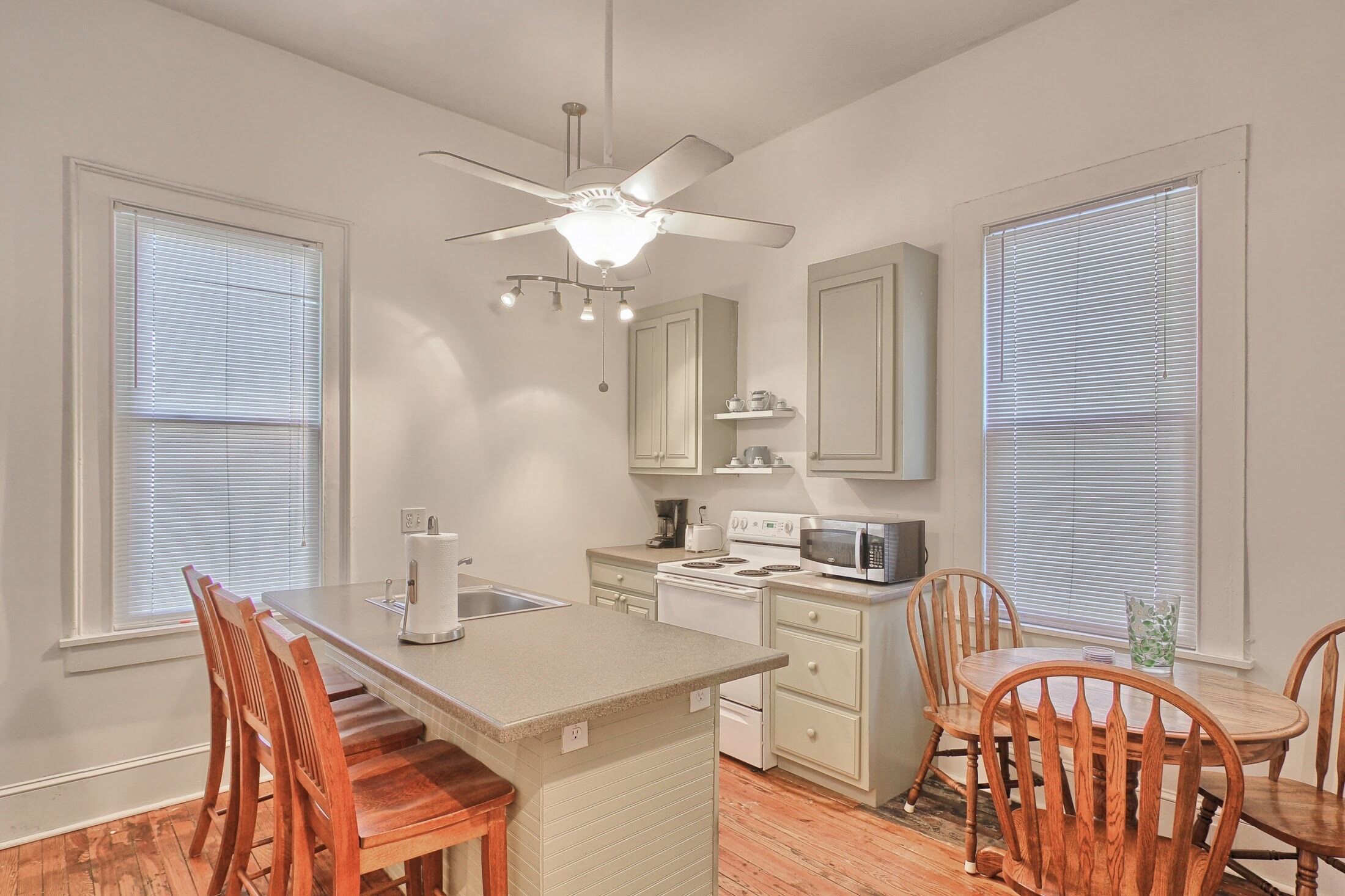 Arts and Antiques flat - sleeps 4!