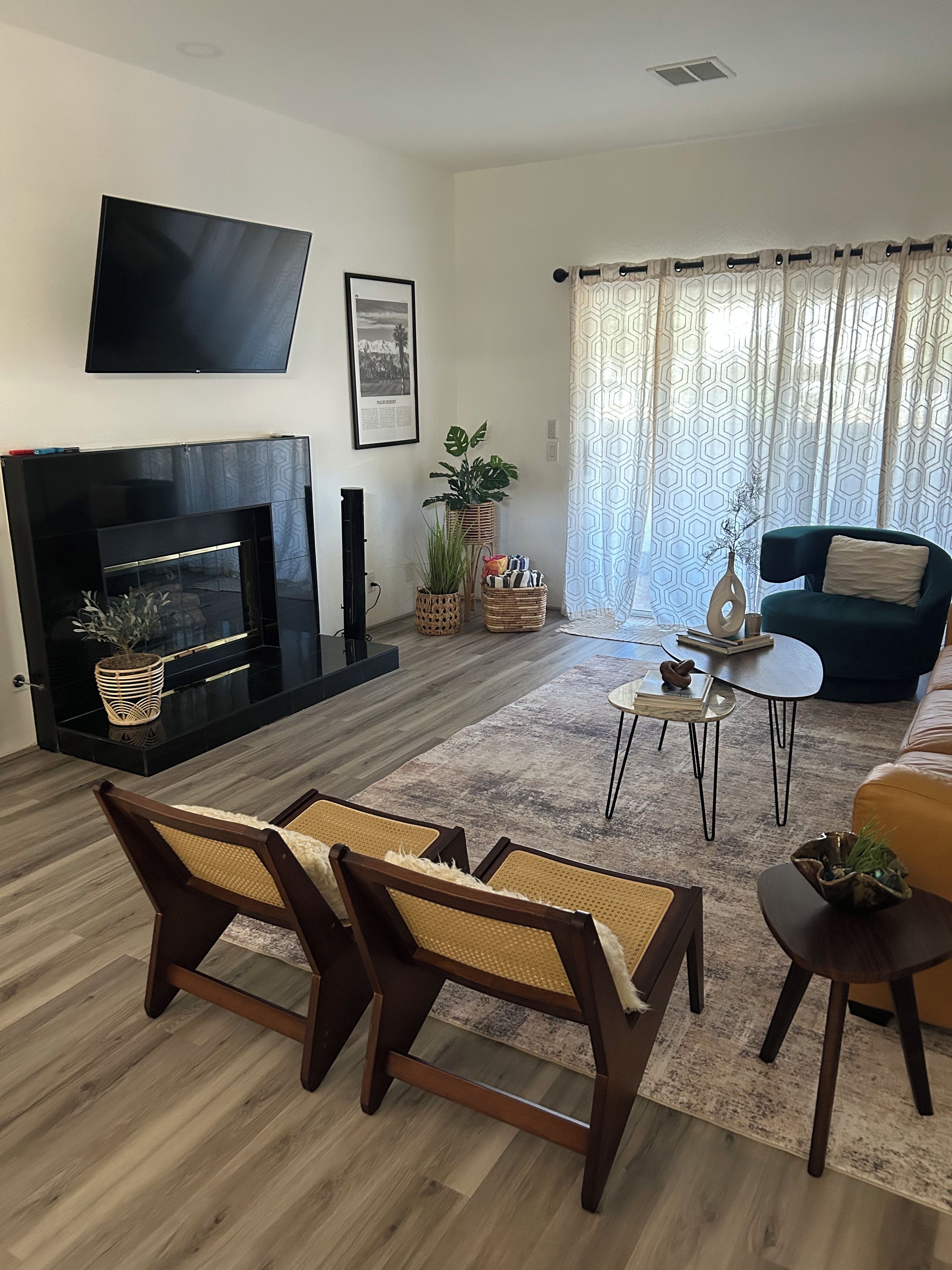 Smart TV, chimenea, reproductor de DVD y libros 