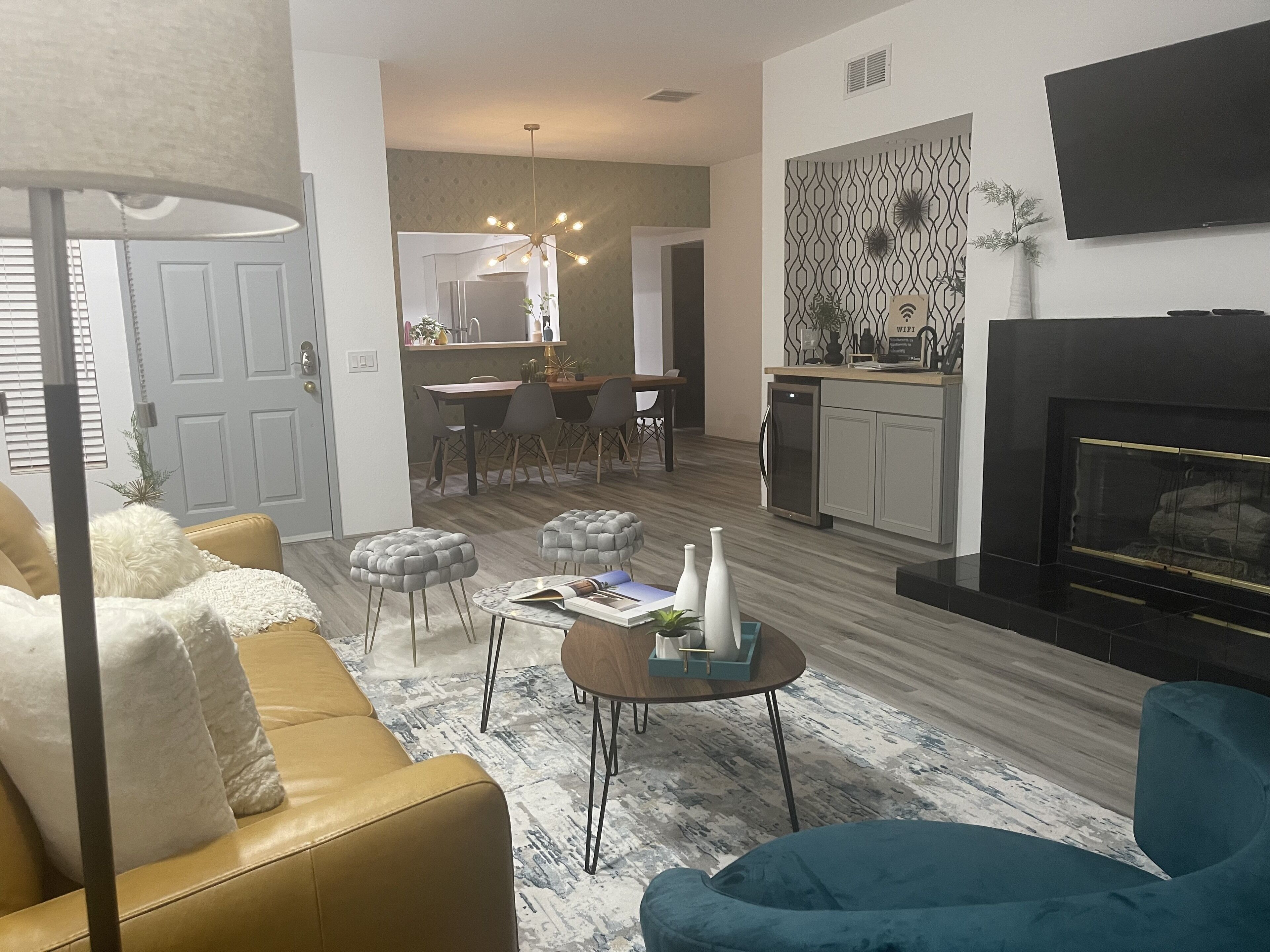 Een smart-tv, een open haard, een dvd-speler en boeken