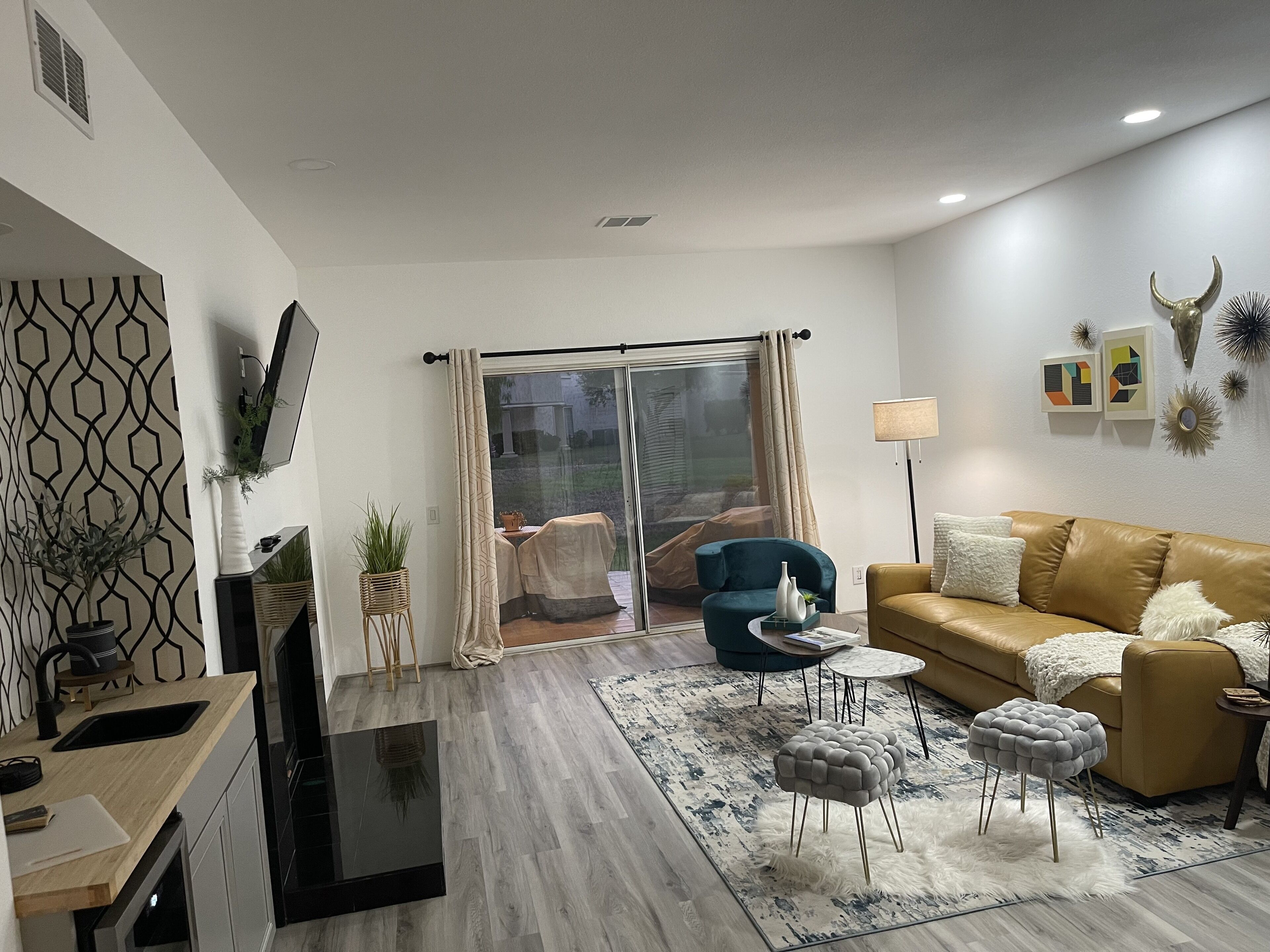 Smart TV, chimenea, reproductor de DVD y libros 