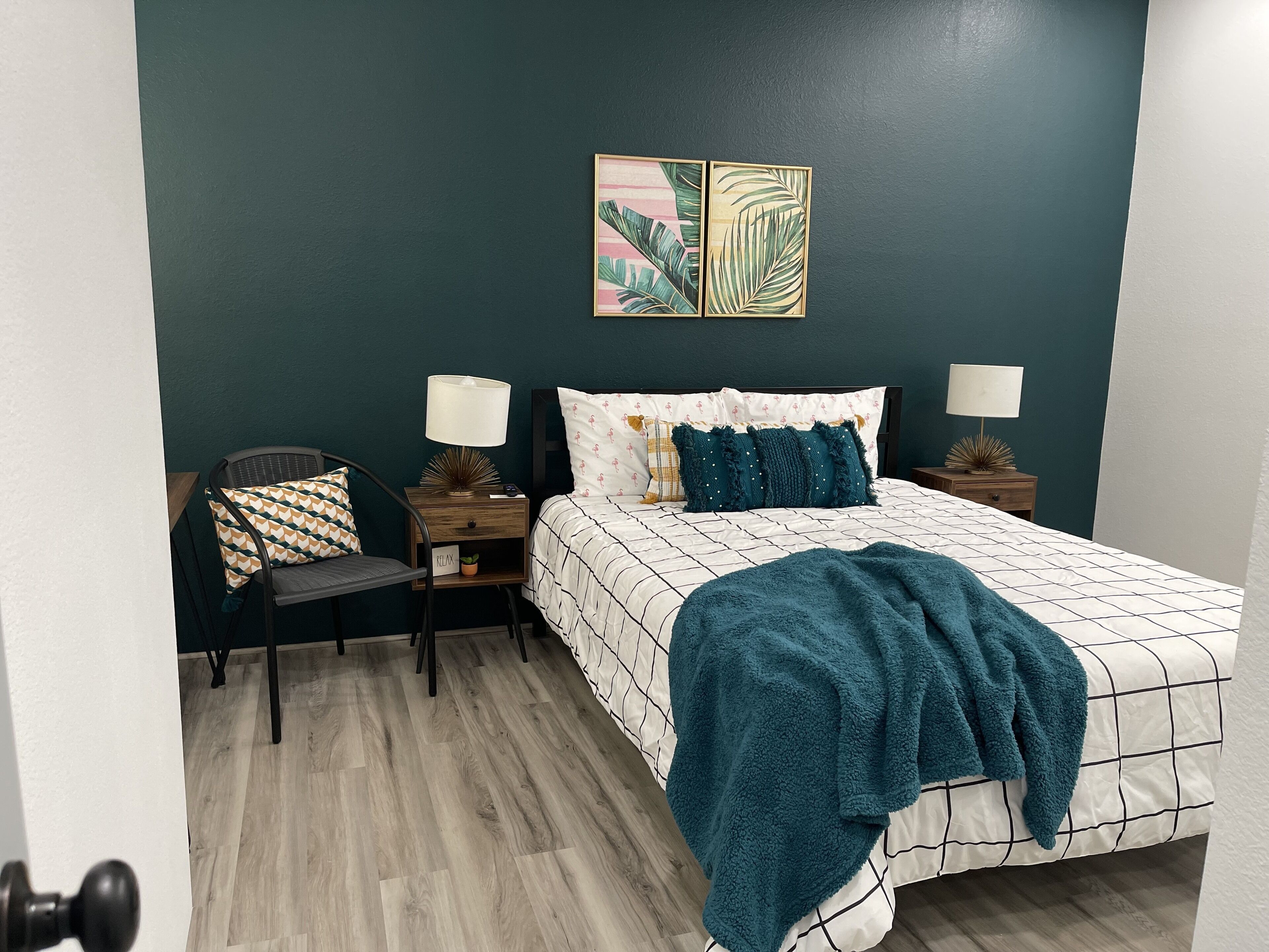 2 slaapkamers, een bureau, een strijkplank/strijkijzer, reisbedje