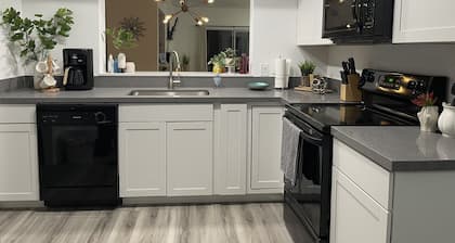 * Neue Liste - Umgestaltete 2B / 2B Condo in Desert Falls CC